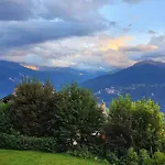 Sunny 2 Bedroom W Large Terrace, Stunning Views & Pool クラン