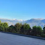 Sunny 2 Bedroom W Large Terrace, Stunning Views & Pool アパート